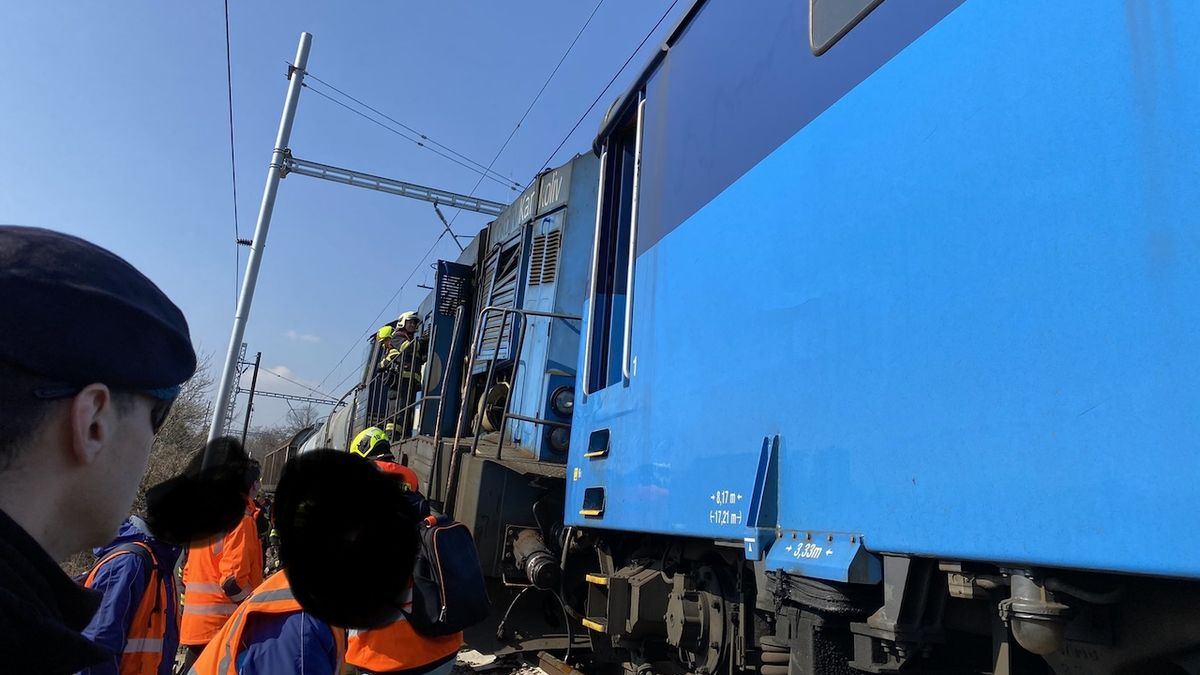 Čelní střet nákladních vlaků v Praze si vyžádal jednoho zraněného